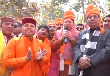 रामभक्ति में डूबे सीएम धामी, सड़कों पर किया भजन, भक्ति की अनूठी मिसाल :