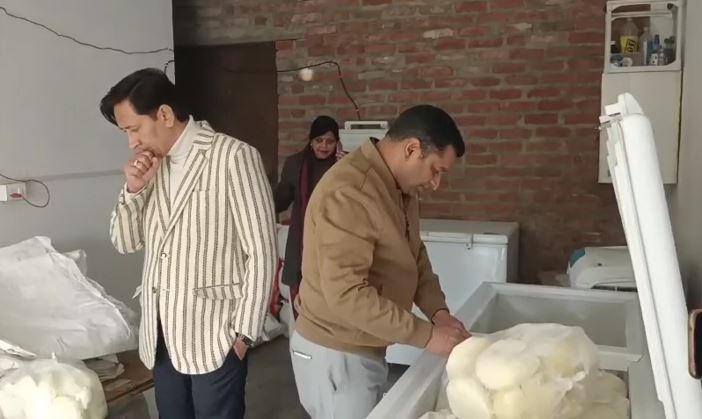 मिलावटी मावे की आढ़त पर कमिश्नर का छापा