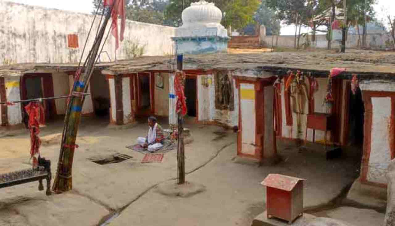 At this place, Mother Sita had prepared food for Lord Ram, the marks are still visible today.
