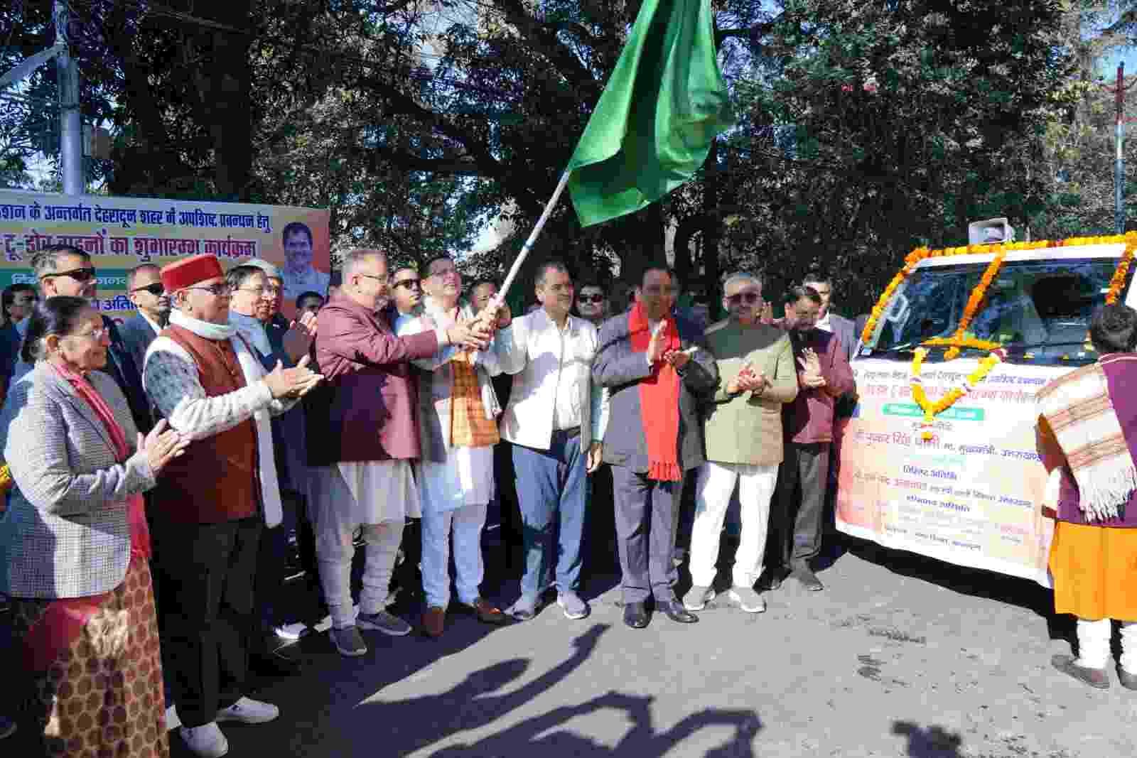 सीएम धामी ने किया डोर-टू-डोर वाहनों का फ्लैग ऑफ