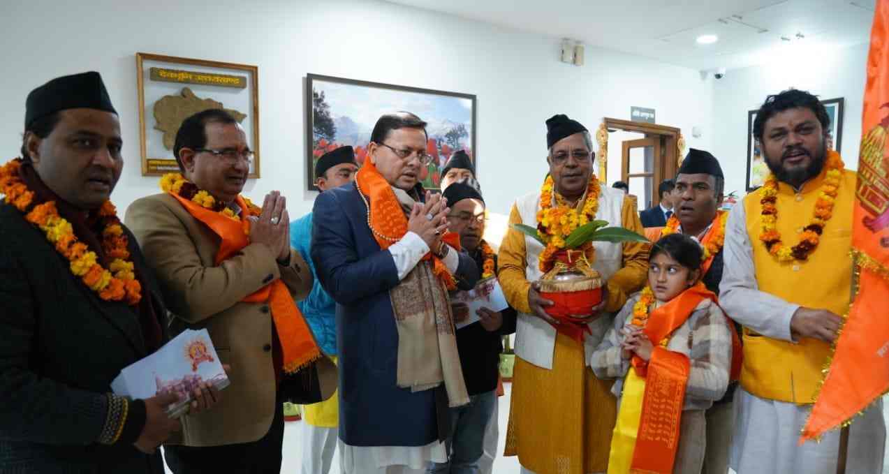अक्षत वितरण की टोली पहुंची मुख्यमंत्री आवास