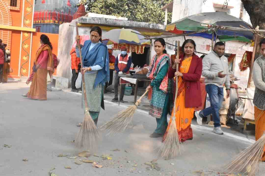 कैबिनेट मंत्री पहुंची वीरभद्र महादेव मंदिर, किया श्रमदान