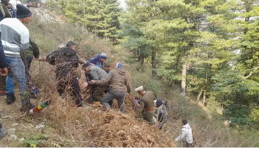 पर्यटकों का वाहन अनियंत्रित होकर खाई में गिरा,