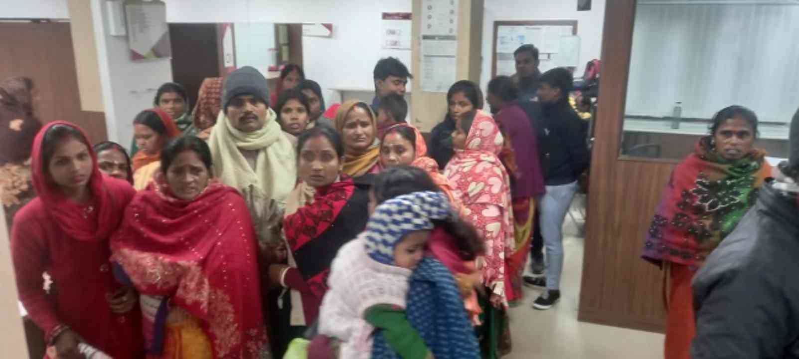 Big robbery in Axis Bank of Bihar, 90 lakhs looted after firing, bank employee and customer locked in strong room