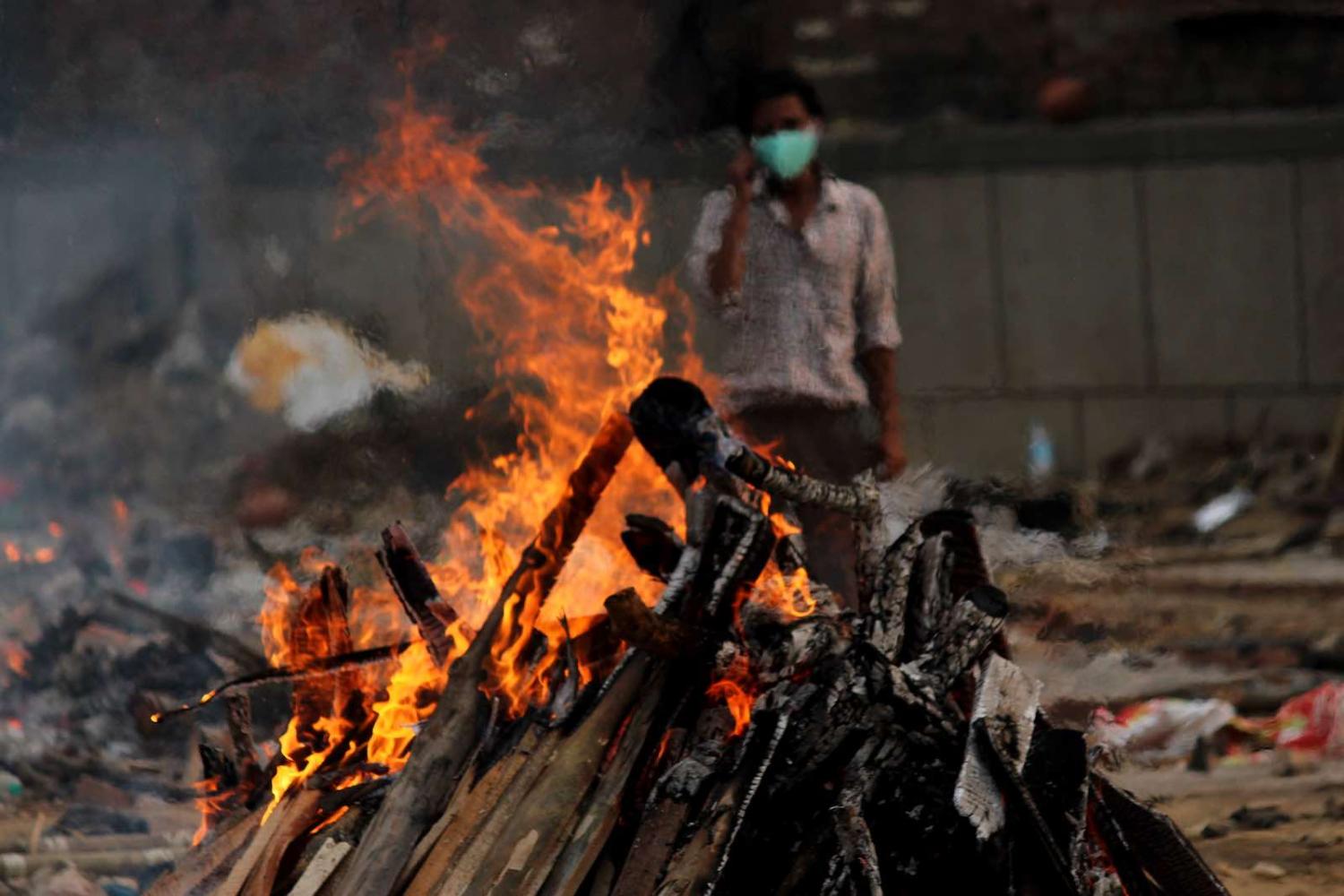 चिता जलाने को लेकर आपस में भिड़े दो पक्ष, शमशान घाट में काटा हंगामा