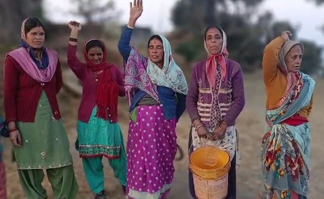 'हर घर जल योजना' का निर्माण कार्य छोड़ फरार हुआ ठेकेदार, पेयजल के लिए मचा हाहाकार
