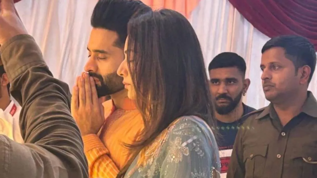 -rakul_preet_singh_and_jackky_bhagnani visit ram mandir