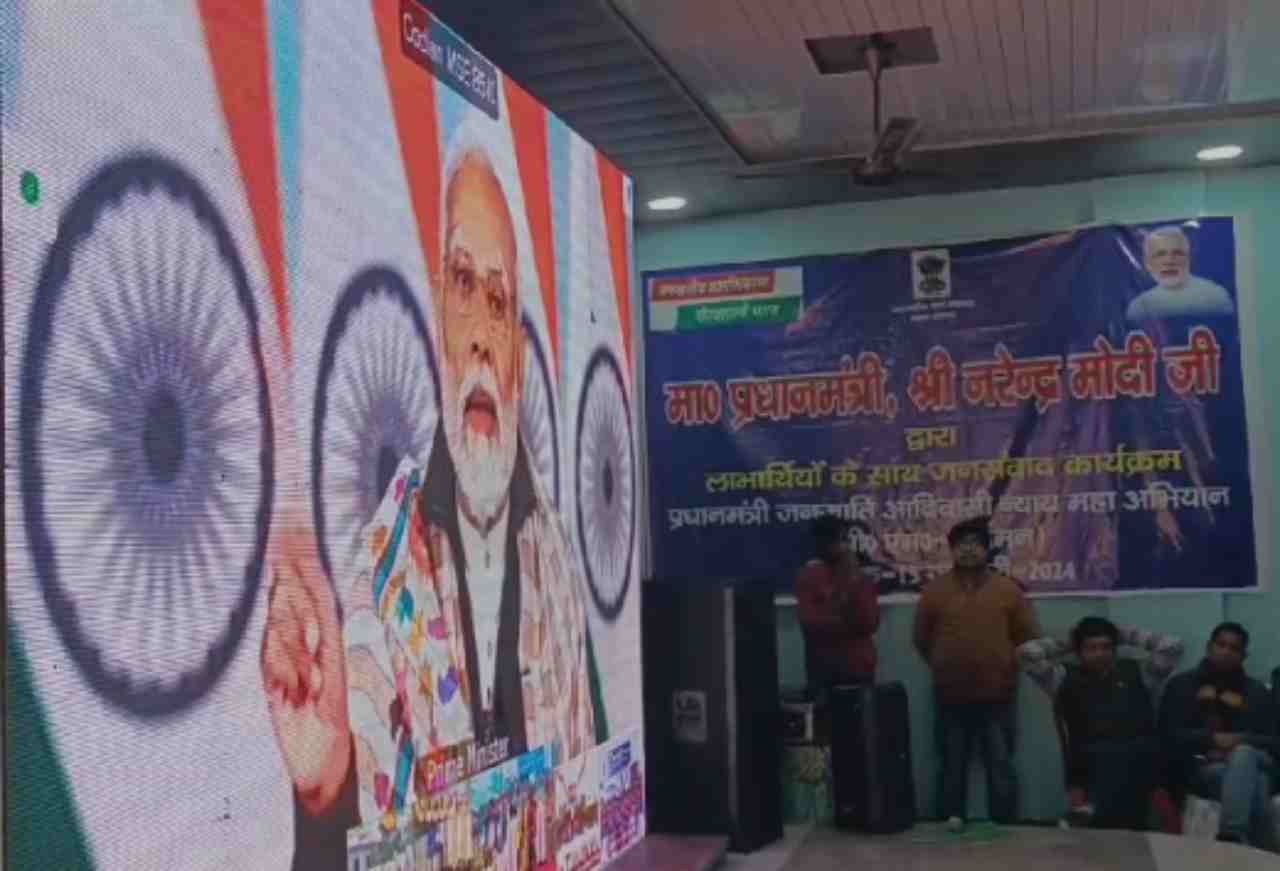 पीएम मोदी ने लाभान्वितों से किया संवाद