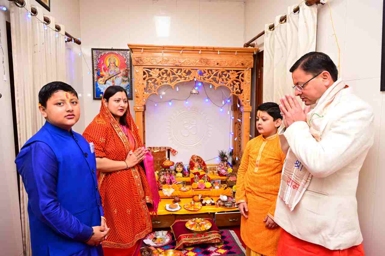 सीएम धामी पूजा अर्चना (1)