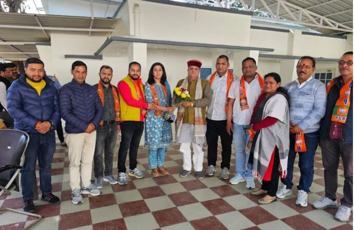 लोस चुनाव से पहले कांग्रेस को लगा बड़ा झटका, दर्जनों नेताओं ने थामा BJP का दामन