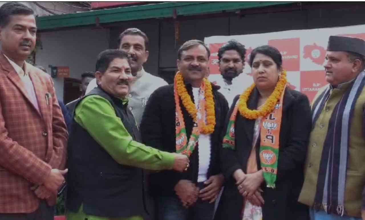 Many leaders including Congress's PK Agarwal and Lakshmi Agarwal join BJP