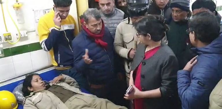 dm ने जाना घायल पुलिसकर्मियों का हाल