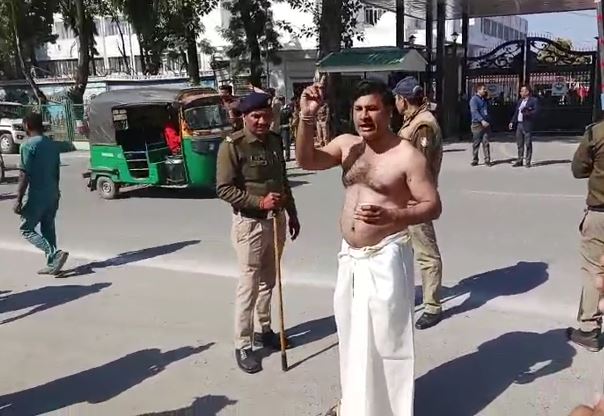 अर्धनग्न हालत में विधानसभा पहुंचे आप नेता रविंद्र आनंद