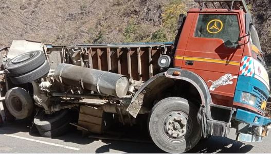 अनियंत्रित होकर सड़क पर पलटा गैस सिलिंडर से लदा ट्रक