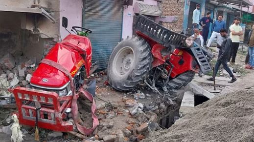अनियंत्रित होकर मकान में जा घुसी खनन से लदी ट्रैक्टर ट्राॅली,