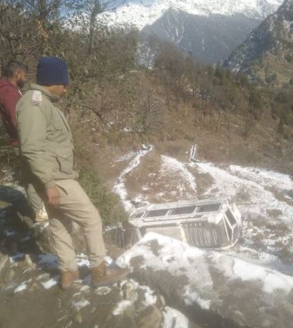रुद्रप्रयाग में बड़ा सड़क हादसा, अनियंत्रित होकर खाई में गिरा वाहन