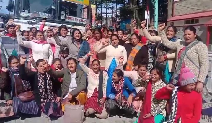 सचिवालय घेराव के लिए देहरादून के लिए रवाना हुई आंगनबाड़ी कार्यकर्ताएं