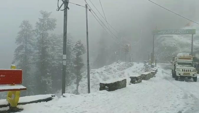 पहाड़ों में जारी है बर्फबारी का सिलसिला, पर्यटकों के खिले चेहरे