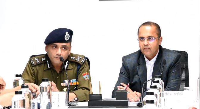 गृह सचिव ने की वरिष्ठ पुलिस अधिकारियों के साथ बैठक