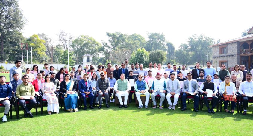 सीएम धामी ने सौंपे लोक सेवा आयोग द्वारा वित्त विभाग के अन्तर्गत लेखा परीक्षक के अभ्यर्थियों को नियुक्ति पत्र