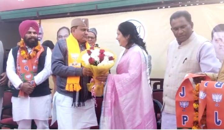 दर्जनों कार्यकर्ताओं ने थामा BJP का दामन