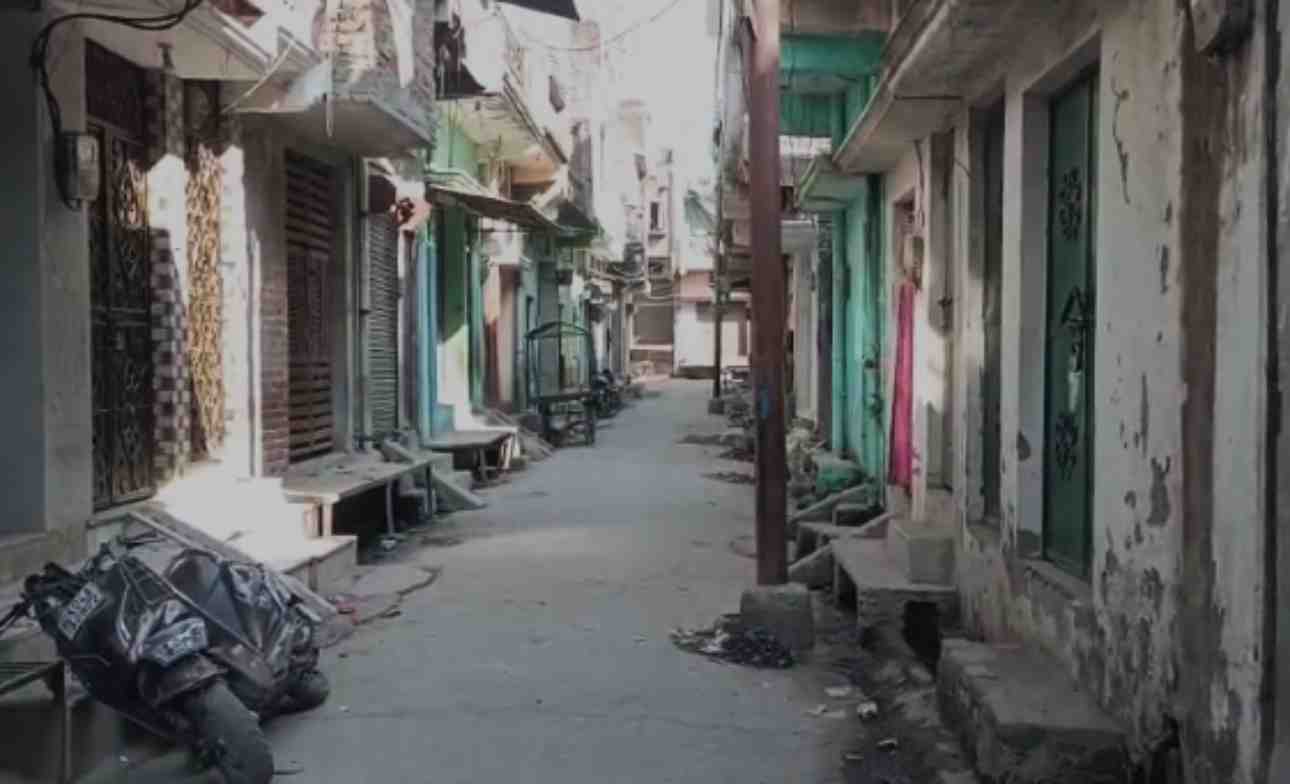 ताले लटके