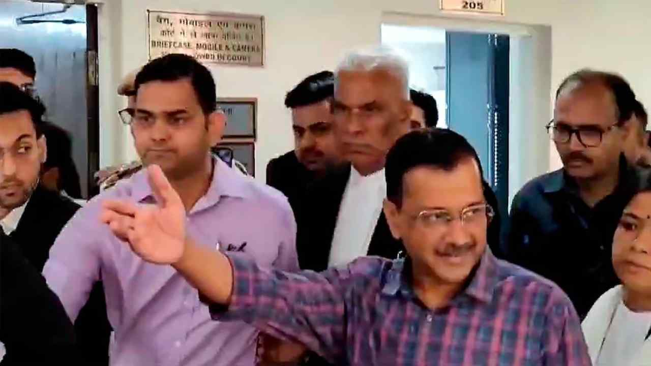 Kejriwal outside Rouse Avenue Court