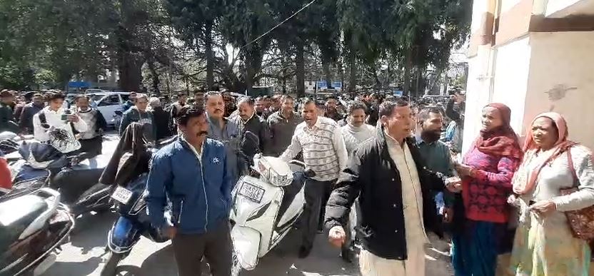 नगर आयुक्त के साथ बदतमीजी, गुस्साए सफाई कर्मचारियों ने किया काम ठप, cm ने दिए जांच के आदेश