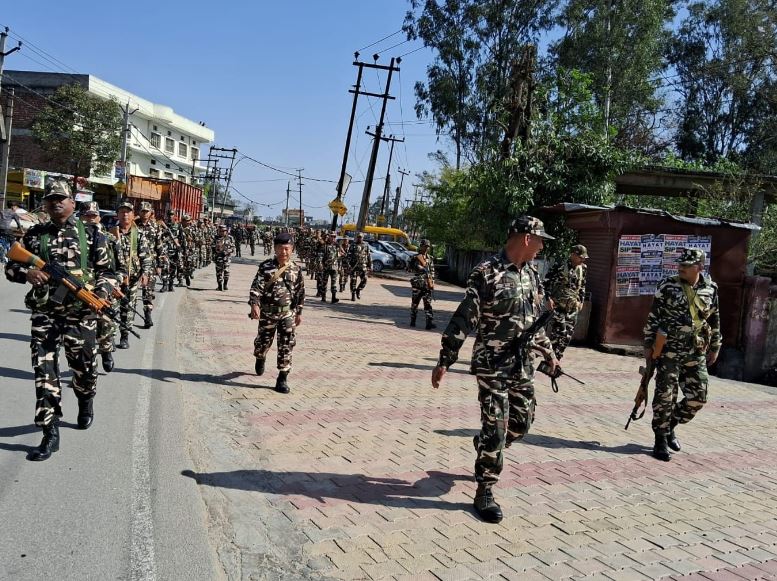 लोकसभा चुनाव की तैयारियों में जुटा पुलिस प्रशासन, पैरामिलिट्री फोर्स के साथ निकाला फ्लैग मार्च