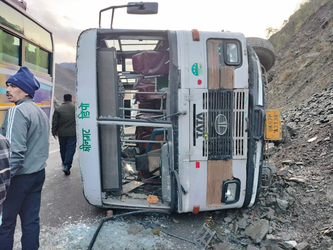 अनियंत्रित होकर हाईवे पर पलटी रोडवेज बस, यात्रियों में मची चीख पुकार