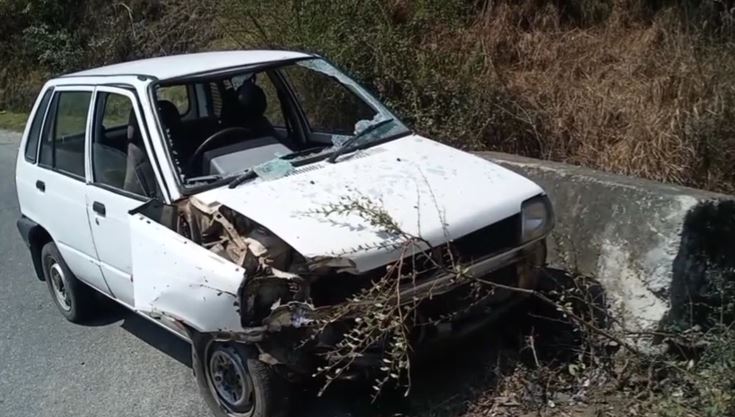 अनियंत्रित होकर पिलर से टकराई कार, हादसे में एक व्यक्ति की दर्दनाक मौत