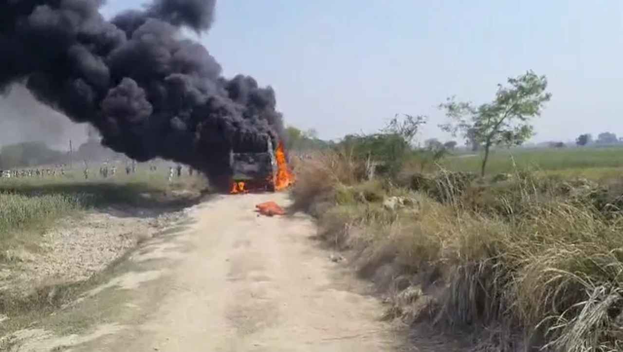 Massive fire broke out in a bus in Ghazipur