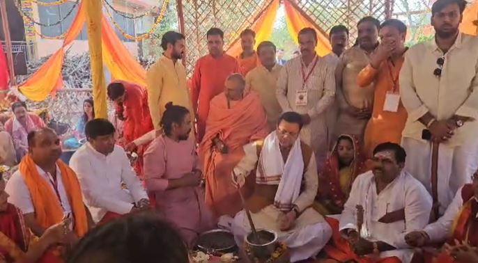 रुड़की पहुंचे सीएम धामी, सात दिवसीय महारुद्र यज्ञ में हुए शामिल