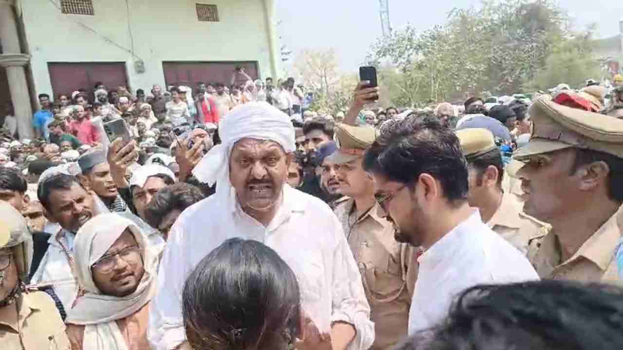 Heated debate between DM and Afzal Ansari on taking away Mukhtar's soil