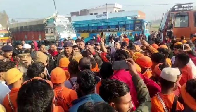 अज्ञात वाहन ने मारी कांवड़िये को टक्कर, कांवड़ियों ने की सड़क जाम