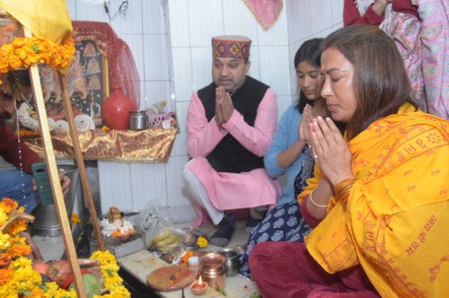 चंद्रेश्वर महादेव मंदिर पहुंची रेखा आर्य