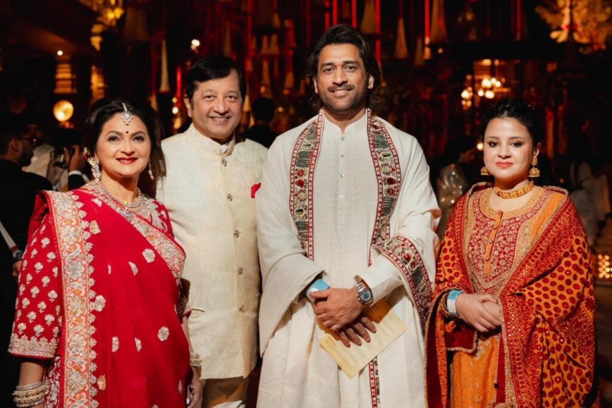 sakshi dhoni in pichauri at ambani's party