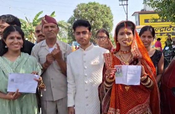 हल्द्वानी में विदाई से पहले मतदान करने पहुंची नई-नवेली दुल्हन