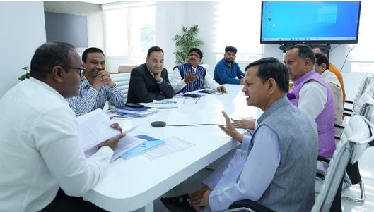 भाजपा नेताओं के घर से हटाया पार्टी का झंडा, शिकायत लेकर CEO के पास पहुंचे कार्यकर्ता