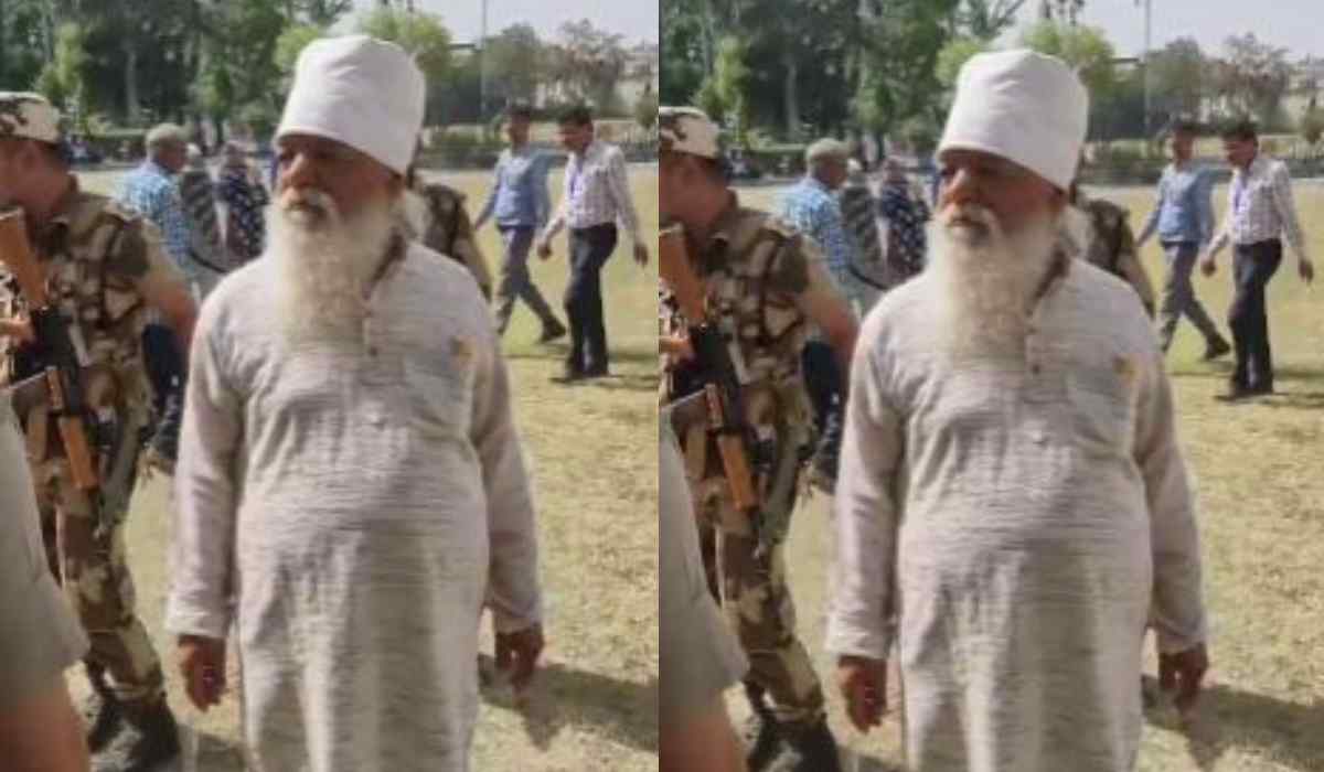 हरिद्वार में बुजुर्ग ने EVM मशीन का विरोध कर जमीन में पटका