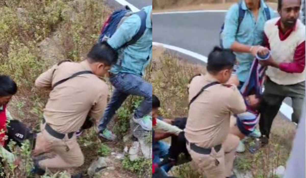 पाबौ मोटर मार्ग में हुआ सड़क हादसा, अनियंत्रित होकर खाई में गिरी स्कूटी