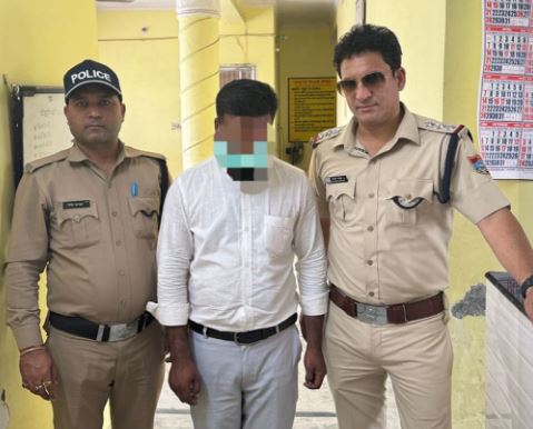 पोलिंग बूथ के अंदर EVM मशीन का वीडियो बनाना पड़ा भारी, पुलिस ने हिरासत में लिया