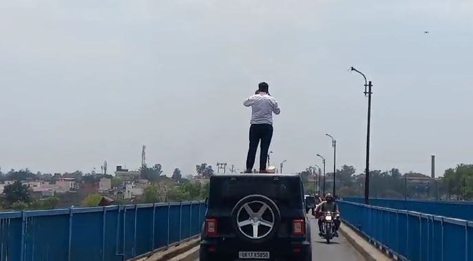 चलती कार पर खड़ा होकर युवक कर रहा था स्टंट, वायरल हुआ वीडियो