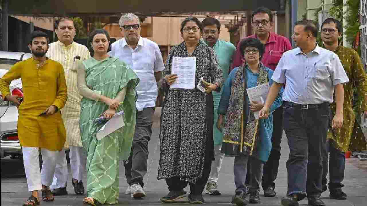Dharna of TMC leaders continues in Delhi