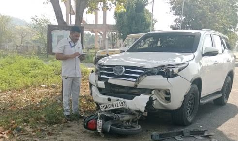 प्रियंका गांधी की सुरक्षा के लिए जा रही गाड़ी की बाइक सवार युवकों से हुई जोरदार भिड़ंत