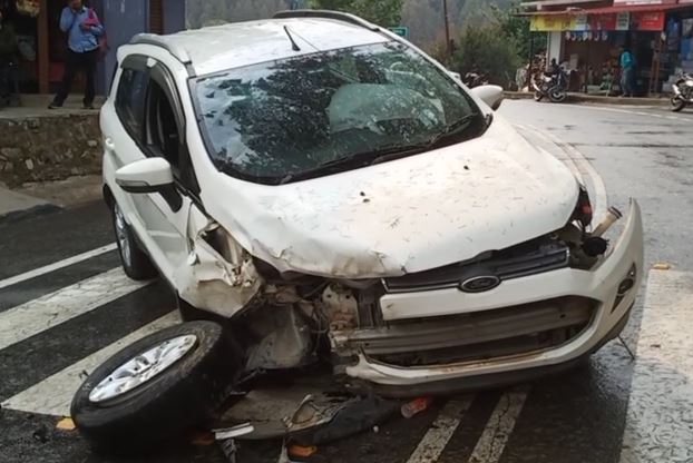 पहाड़ी से टकराकर शिक्षक की कार के उड़े परखच्चे