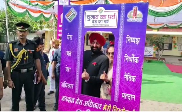 राज्यपाल ने किया अपनी धर्मपत्नी के साथ मतदान