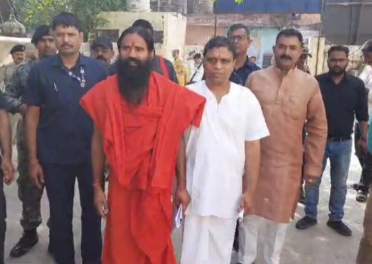 बाब रामदेव और बालकृष्ण ने भी किया मतदान, बताई वोट की ताकत