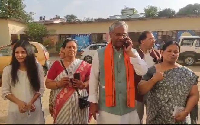 trivendra rawat उत्तराखंड की पांचों सीटों के लिए शुरू हुआ मतदान, पूर्व सीएम त्रिवेंद्र रावत पहुंचे मतदान केंद्र