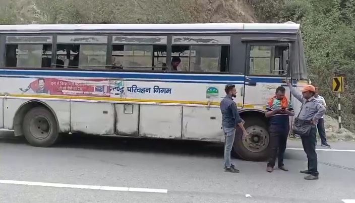 प्रेशर पाइप फटने से बस के ब्रेक फेल, यात्रियों में मची चीख-पुकार